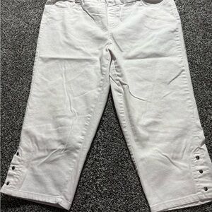 N touch woman’s White Capri  Pants with Button Detail size 16